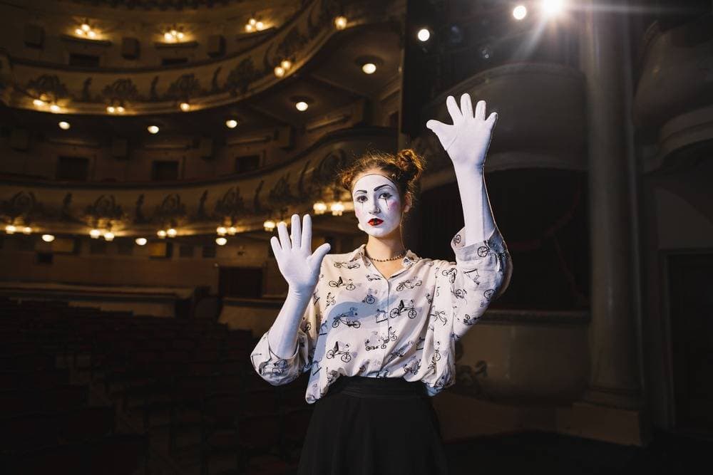 femme-jouant-une-pantomime-performance