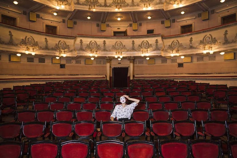 artiste-mime-triste-assise-seule-auditorium